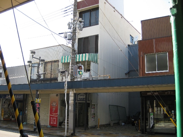 新井駅前店舗上住宅の物件外観写真